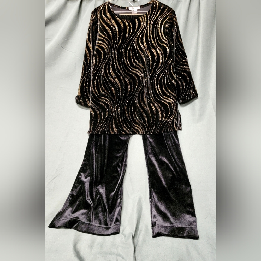 Women's Gold & Black Velvet Outfit By Notations, Women's Size Large